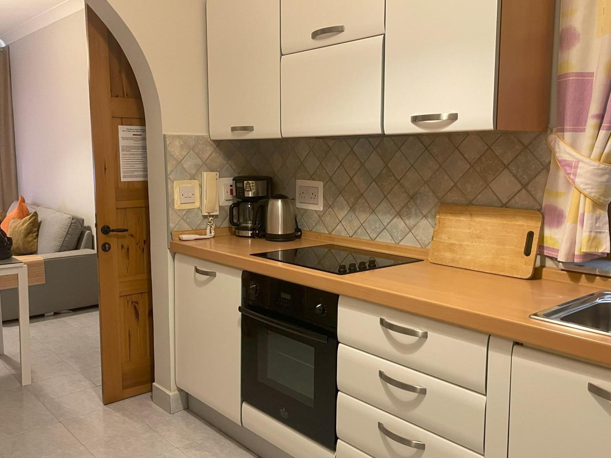 City Center Apartments Mellieha Bagian luar foto